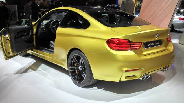 BMW M4 Coupé: embora tenha a mesma motorização do M3 Sedan, o cupê pode chegar aos 280 km/h se o dono optar pelo M Sports Package