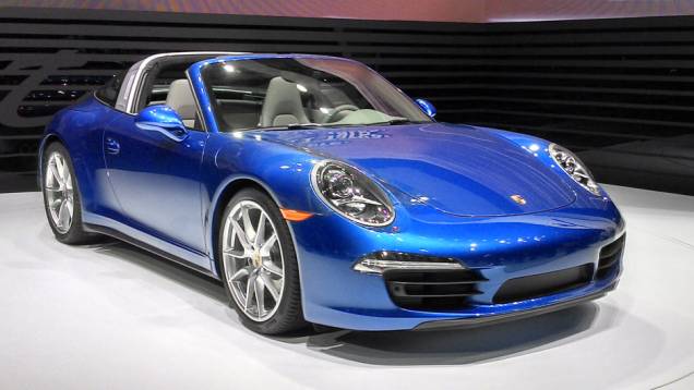 Porsche 911 Targa: lançamento mundial, a nova versão presta uma homenagem aos antigos Targa, que tinham a parte traseira feita toda de vidro