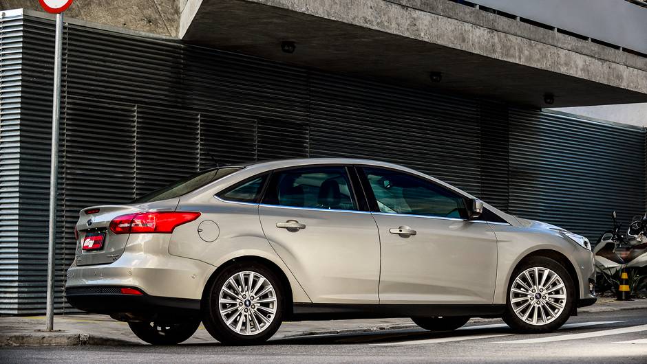 A caída suave da linha do teto em direção à traseira foi a deixa para a adoção do "Fastback", que remete ao mais famoso Mustang | <a href="https://quatrorodas.abril.com.br/carros/impressoes/ford-focus-fastback-889520.shtml" rel="migration">Leia mais</a> A caída suave da linha do teto em direção à traseira foi a deixa para a adoção do "Fastback", que remete ao mais famoso Mustang | <a href="https://quatrorodas.abril.com.br/carros/impressoes/ford-focus-fastback-889520.shtml" rel="migration">Leia mais</a>