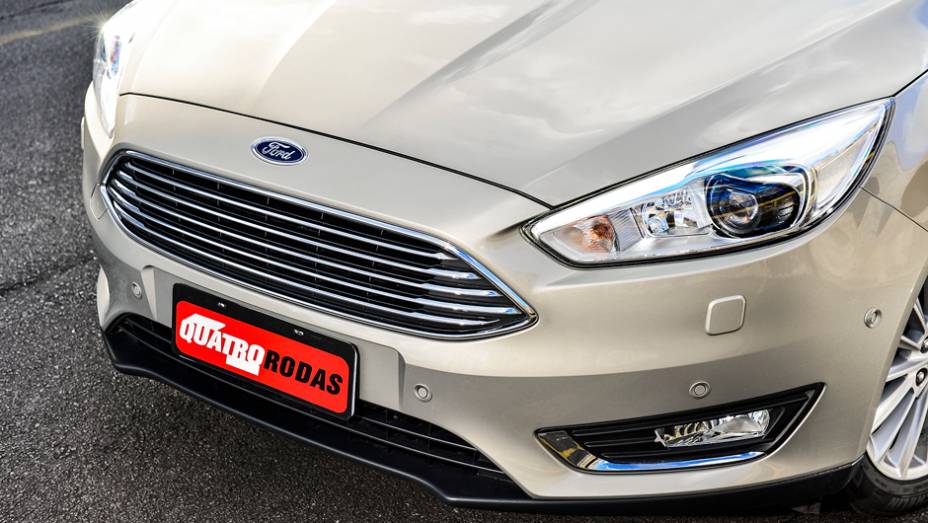 Frente adota a grade ao estilo Aston Martin e fez bem ao carro, cujo visual geral ficou mais esportivo e atraente | <a href="https://quatrorodas.abril.com.br/carros/impressoes/ford-focus-fastback-889520.shtml" rel="migration">Leia mais</a>