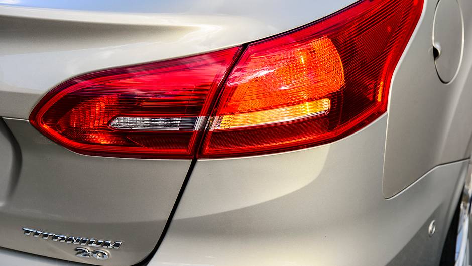 Na reestiliza&ccedil;&atilde;o, as lanternas mantiveram o mesmo formato, mas ganharam nova disposi&ccedil;&atilde;o de luzes | <a href="https://quatrorodas.abril.com.br/carros/impressoes/ford-focus-fastback-889520.shtml" rel="migration">Leia mais</a>