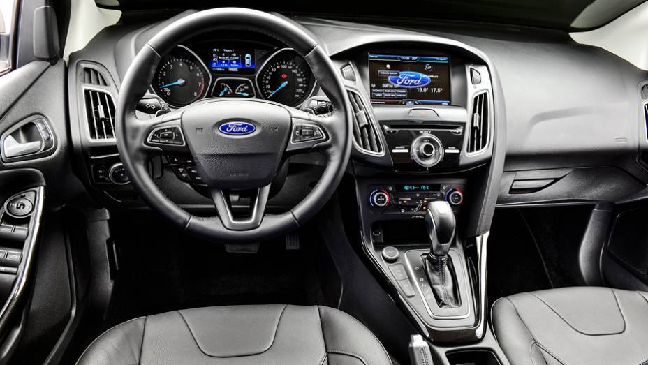 Sem plástico duro: painel é emborrachado em toda sua extensão e é agradável ao toque | <a href="https://quatrorodas.abril.com.br/carros/impressoes/ford-focus-fastback-889520.shtml" rel="migration">Leia mais</a>