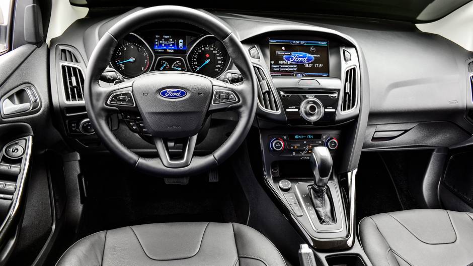 Sem pl&aacute;stico duro: painel &eacute; emborrachado em toda sua extens&atilde;o e &eacute; agrad&aacute;vel ao toque | <a href="https://quatrorodas.abril.com.br/carros/impressoes/ford-focus-fastback-889520.shtml" rel="migration">Leia mais</a>