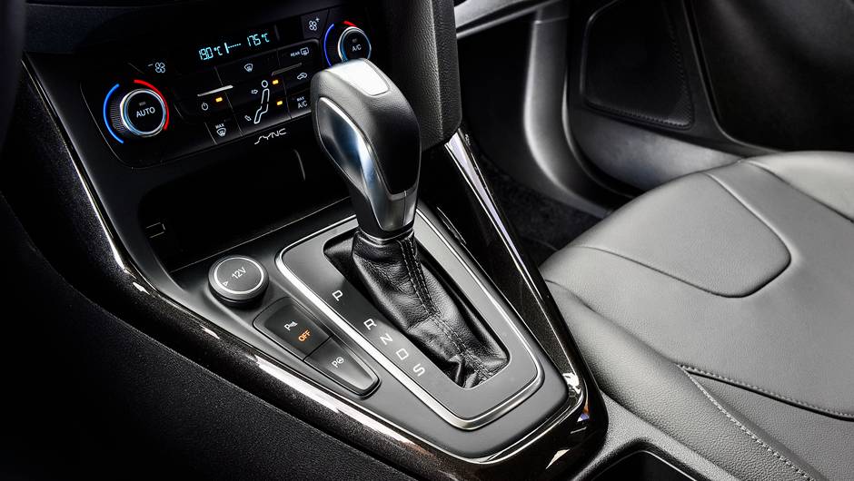 Câmbio automatizado de dupla embreagem tem trocas rápidas e suaves; a partir da versão Titanium, motorista pode trocar marchas no volante | <a href="https://quatrorodas.abril.com.br/carros/impressoes/ford-focus-fastback-889520.shtml" rel="migration">Leia mais</a> Câmbio automatizado de dupla embreagem tem trocas rápidas e suaves; a partir da versão Titanium, motorista pode trocar marchas no volante | <a href="https://quatrorodas.abril.com.br/carros/impressoes/ford-focus-fastback-889520.shtml" rel="migration">Leia mais</a>