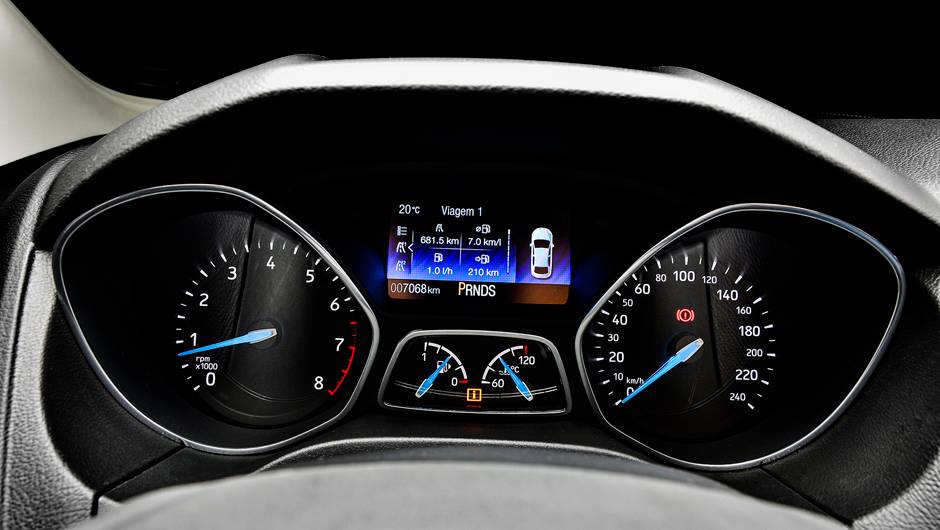 Versão Titanium incorpora tela de LCD colorida com 4,2 polegadas... | <a href="https://quatrorodas.abril.com.br/carros/impressoes/ford-focus-fastback-889520.shtml" rel="migration">Leia mais</a> Versão Titanium incorpora tela de LCD colorida com 4,2 polegadas... | <a href="https://quatrorodas.abril.com.br/carros/impressoes/ford-focus-fastback-889520.shtml" rel="migration">Leia mais</a>