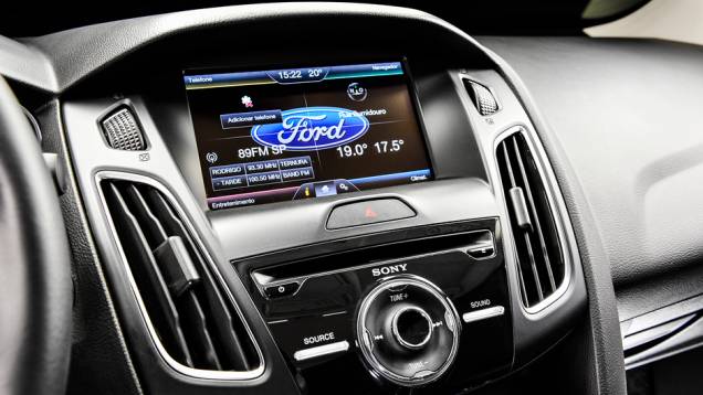 ... Além de tela sensível ao toque de 8 polegadas com GPS e sistema de som da Sony com 9 alto-falantes | <a href="https://quatrorodas.abril.com.br/carros/impressoes/ford-focus-fastback-889520.shtml" rel="migration">Leia mais</a>