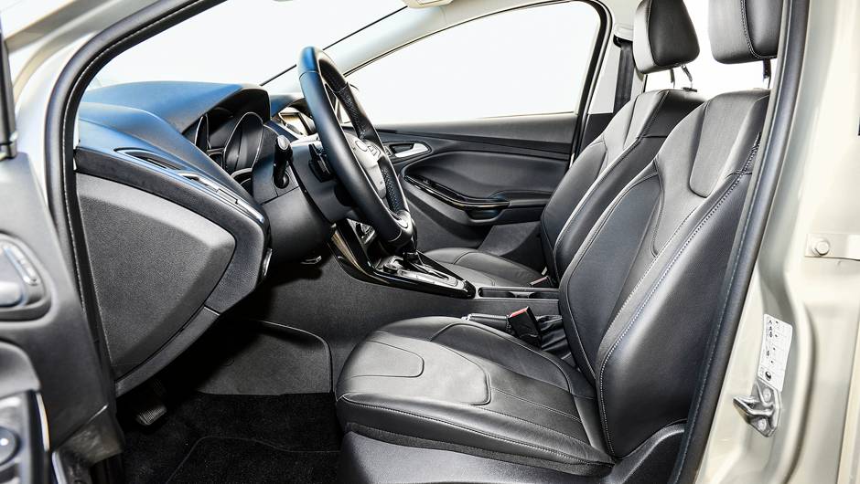 Regulagem el&eacute;trica do banco do motorista &eacute; exclusiva da vers&atilde;o Titanium Plus | <a href="https://quatrorodas.abril.com.br/carros/impressoes/ford-focus-fastback-889520.shtml" rel="migration">Leia mais</a>