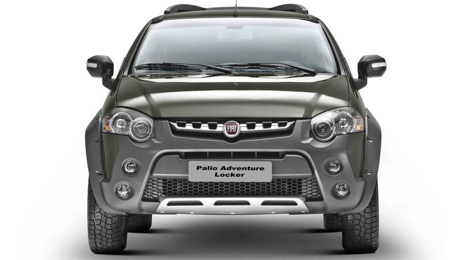 Por falar na vers&atilde;o aventureira, olha ela a&iacute;: grade cromada e para-choque frontal s&atilde;o in&eacute;ditos | <a href="https://quatrorodas.abril.com.br/carros/lancamentos/fiat-palio-weekend-siena-strada-2013-688581.shtml" rel="migration">Leia mais</a>