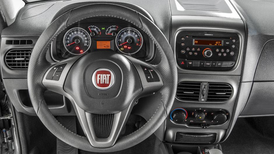 O painel tamb&eacute;m foi discretamente redesnehado, com direito a novas sa&iacute;das de ar-condicionado e volante com comandos de som nas vers&otilde;es mais caras | <a href="https://quatrorodas.abril.com.br/carros/lancamentos/fiat-palio-weekend-siena-strada-2013-688581.shtm" rel="migration"></a>