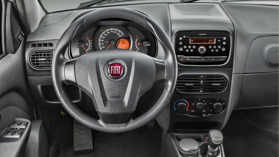 O volante diferenciado e o acabamento mais simples caracterizam as vers&otilde;es de entrada | <a href="https://quatrorodas.abril.com.br/carros/lancamentos/fiat-palio-weekend-siena-strada-2013-688581.shtml" rel="migration">Leia mais</a>