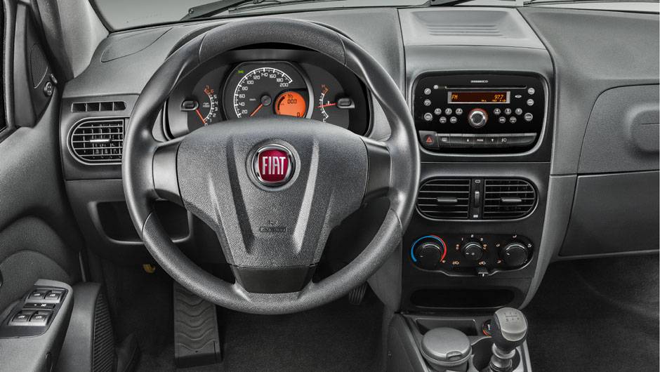 O volante diferenciado e o acabamento mais simples caracterizam as vers&otilde;es de entrada | <a href="https://quatrorodas.abril.com.br/carros/lancamentos/fiat-palio-weekend-siena-strada-2013-688581.shtml" rel="migration">Leia mais</a>