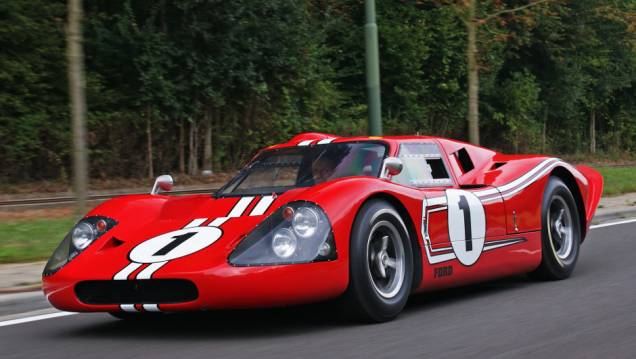 1967 - Com um desenho bem mais agressivo, o GT40 Mark IV gerava 500 cv. Ele estreou em Sebring com vitória, o que seria repetido com Dan Gurney e A.J. Foyt em Le Mans