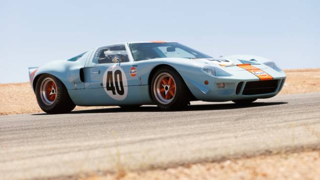 1968 - O mais famoso GT40 era o patrocinado pela equipe J.W.A./Gulf. A FIA havia reduzido a cilindrada dos motores para 5.0 litros, o que fez a Ford e a Ferrari abandonarem o campeonato