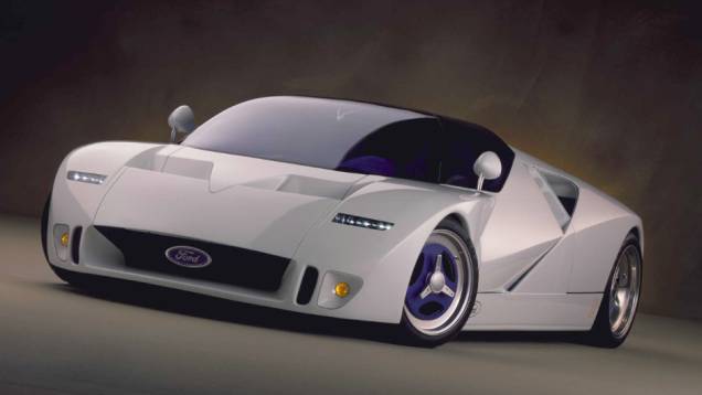 1995 - O conceito GT90 foi o primeiro a indicar o interesse da Ford em lucrar com suas glórias passadas. Com um V12 central de 6.0 litros, produzia 720 cv graças a quatro turbos