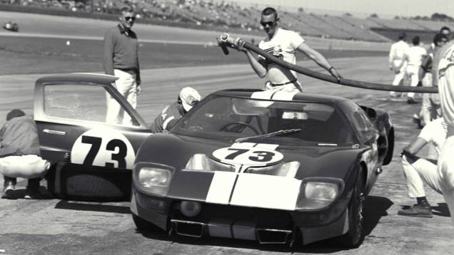 1965 - A primeira corrida em Daytona, na Flórida, já trouxe vitória aos pilotos Ken Miles e Lloyd Ruby. O V8 básico do GT40, mesmo do Shelby Cobra, já desenvolvia 380 cv