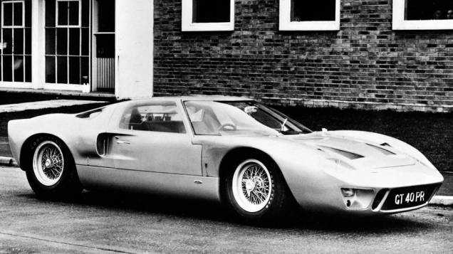 1965 - Nas 12 Horas de Sebring, o GT40 ficou em segundo, atrás do Chaparral, protótipo com mecânica Chevrolet. A Ford decidiu apresentar o esportivo em motor de 7.0litros