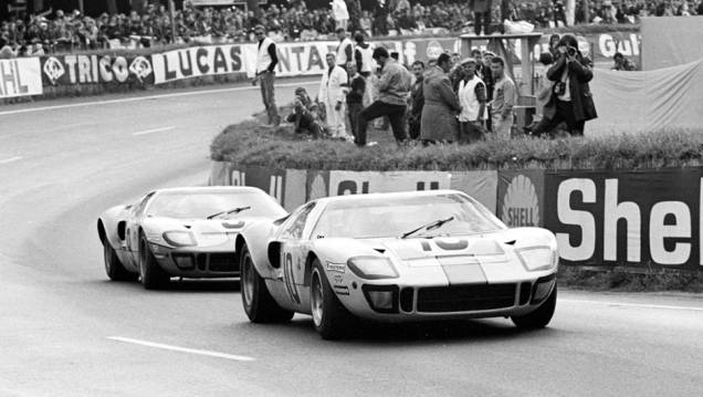 1966 - Para poder disputar Le Mans com mais competitividade, o GT40 perdeu 180 kg na versão Mark II. O esportivo vinha de vitórias tanto em Daytona quanto em Sebring naquele ano