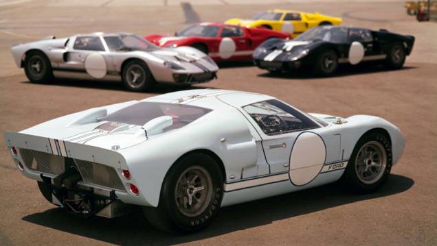 1966 - Oito exemplares do GT40 participaram da prova, em diferentes versões e equipes. A Ford ainda levou oito motores de reserva e um caminhão de peças de reposição