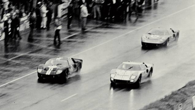 1966 - Eis o trio que dominou o pódio das 24 Horas de Le Mans. Era a primeira vez que um fabricante americano vencia a prova e a primeira de quatro vitórias consecutivas do GT40 na prova