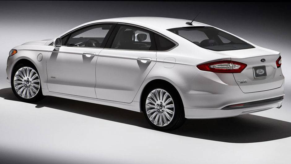 Na traseira, o visual &eacute; um pouco mais discreto | <a href="https://quatrorodas.abril.com.br/salao-do-automovel/2012/carros/fusion-706006.shtml" rel="migration">Leia mais</a>