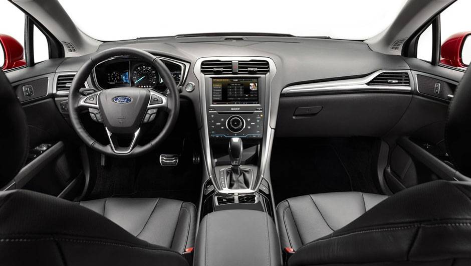 O interior tamb&eacute;m foi totalmente renovado | <a href="https://quatrorodas.abril.com.br/salao-do-automovel/2012/carros/fusion-706006.shtml" rel="migration">Leia mais</a>