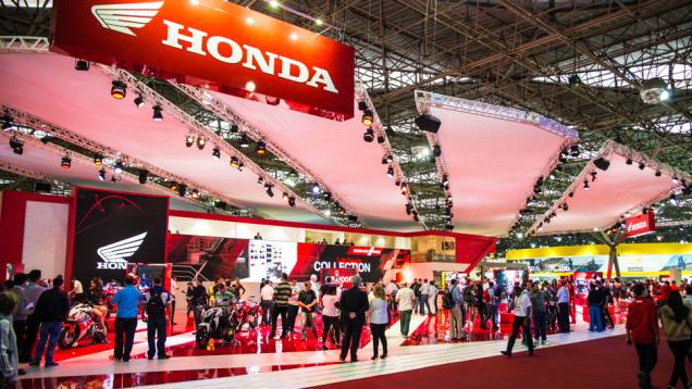 Estande da Honda no Salão Duas Rodas 2013 | <a href="https://quatrorodas.abril.com.br/moto/noticias/honda-investe-modelos-500cc-756399.shtml" rel="migration">Leia mais</a>
