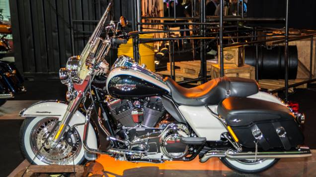 Estande da Harley-Davidson no Salão Duas Rodas 2013 - Nova Road King Classic| <a href="https://quatrorodas.abril.com.br/moto/noticias/harley-davidson-tres-novidades-ao-salao-duas-rodas-756391.shtml" rel="migration">Leia mais</a>