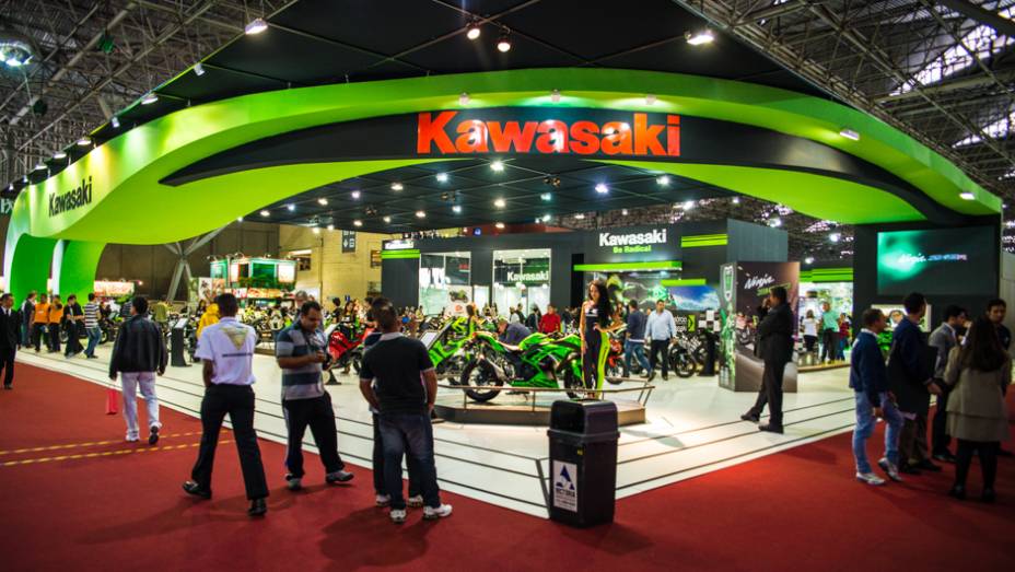 Estande da Kawasaki no Salão Duas Rodas 2013 | <a href="https://quatrorodas.abril.com.br/moto/noticias/kawasaki-lanca-ninja-1000-tourer-abs-salao-duas-rodas-756465.shtml" rel="migration">Leia mais</a>