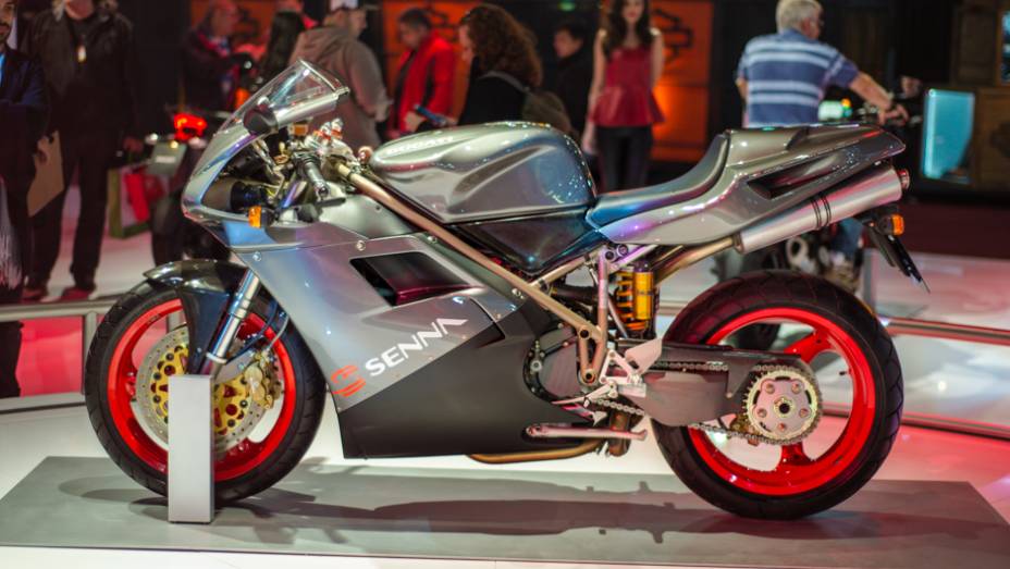 Ducati 916 Senna no Salão Duas Rodas 2013 | <a href="https://quatrorodas.abril.com.br/moto/noticias/ducati-revela-1199-panigale-s-senna-salao-duas-rodas-756467.shtml" rel="migration">Leia mais</a>