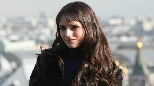 Jordana Brewster: filha de mãe brasileira, ela viveu quatro anos por aqui e fala português; interpreta Mia, irmã de Dom, nos filmes 1, 4, 5, 6 e 7 | <a href="https://quatrorodas.abril.com.br/galerias/especiais/carros-velozes-furiosos-7-852417.shtml" target="_blank" rel="migration"></a>