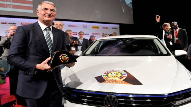 Heinz-Jakob Neusser, diretor técnico da VW recebe o prêmio de "Carro Mundial do Ano" pelo Passat | <a href="https://quatrorodas.abril.com.br/noticias/saloes/genebra-2015/volkswagen-passat-carro-mundial-ano-2015-842322.shtml" rel="migration">Leia mais</a>