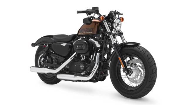 A Sportster Forty-Eight é uma das novidades mostradas no estande da Harley-Davidson no Salão Duas Rodas | <a href="https://quatrorodas.abril.com.br/moto/noticias/harley-davidson-tres-novidades-ao-salao-duas-rodas-756391.shtml" rel="migration">Leia mais</a>