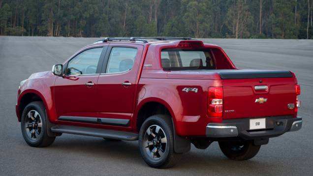 Santantonio exclusivo alonga visualmente a cabine e dá um perfil mais elevado à caçamba - <a href="https://quatrorodas.abril.com.br/carros/impressoes/chevrolet-s10-high-country-885162.shtml" rel="migration">Leia mais</a>