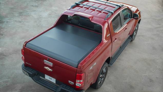 Capota marítima também é novidade exclusiva, mas, por dentro, protetor de caçamba será vendido como acessório - <a href="https://quatrorodas.abril.com.br/carros/impressoes/chevrolet-s10-high-country-885162.shtml" rel="migration">Leia mais</a> Capota marítima também é novidade exclusiva, mas, por dentro, protetor de caçamba será vendido como acessório - <a href="https://quatrorodas.abril.com.br/carros/impressoes/chevrolet-s10-high-country-885162.shtml" rel="migration">Leia mais</a>