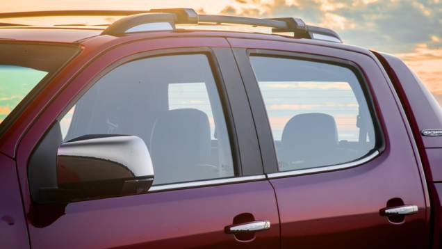 Moldura inferior dos vidros e maçanetas cromadas são alguns dos diferenciais da versão High Country - <a href="https://quatrorodas.abril.com.br/carros/impressoes/chevrolet-s10-high-country-885162.shtml" rel="migration">Leia mais</a> Moldura inferior dos vidros e maçanetas cromadas são alguns dos diferenciais da versão High Country - <a href="https://quatrorodas.abril.com.br/carros/impressoes/chevrolet-s10-high-country-885162.shtml" rel="migration">Leia mais</a>