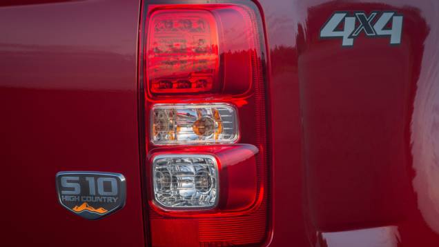 Desenho das lanternas não foi alterado, mas ganharam luzes de LED; badge da versão faz alusão às altas montanhas das regiões <em>High Country</em> norte-americana- <a href="https://quatrorodas.abril.com.br/carros/impressoes/chevrolet-s10-high-country-885162." rel="migration"></a> Desenho das lanternas não foi alterado, mas ganharam luzes de LED; badge da versão faz alusão às altas montanhas das regiões <em>High Country</em> norte-americana- <a href="https://quatrorodas.abril.com.br/carros/impressoes/chevrolet-s10-high-country-885162." rel="migration"></a>