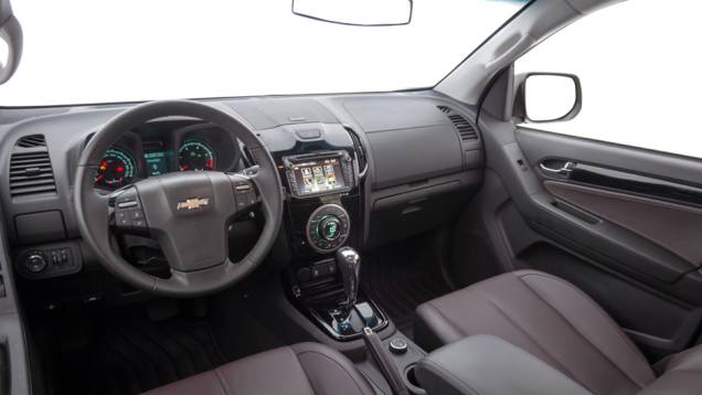 Interior da versão adota o padrão da SUV Trailblazer, com couro ecológico e costura prespontada - <a href="https://quatrorodas.abril.com.br/carros/impressoes/chevrolet-s10-high-country-885162.shtml" rel="migration">Leia mais</a>