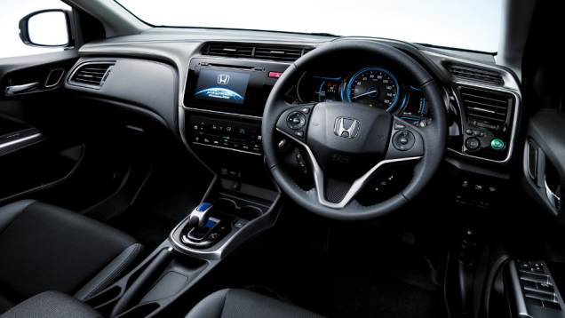 Sedã conta com volante multifuncional e manopla de câmbio cromada | <a href="https://quatrorodas.abril.com.br/noticias/fabricantes/honda-mostra-grace-hybrid-japao-818809.shtml" rel="migration">Leia mais</a>