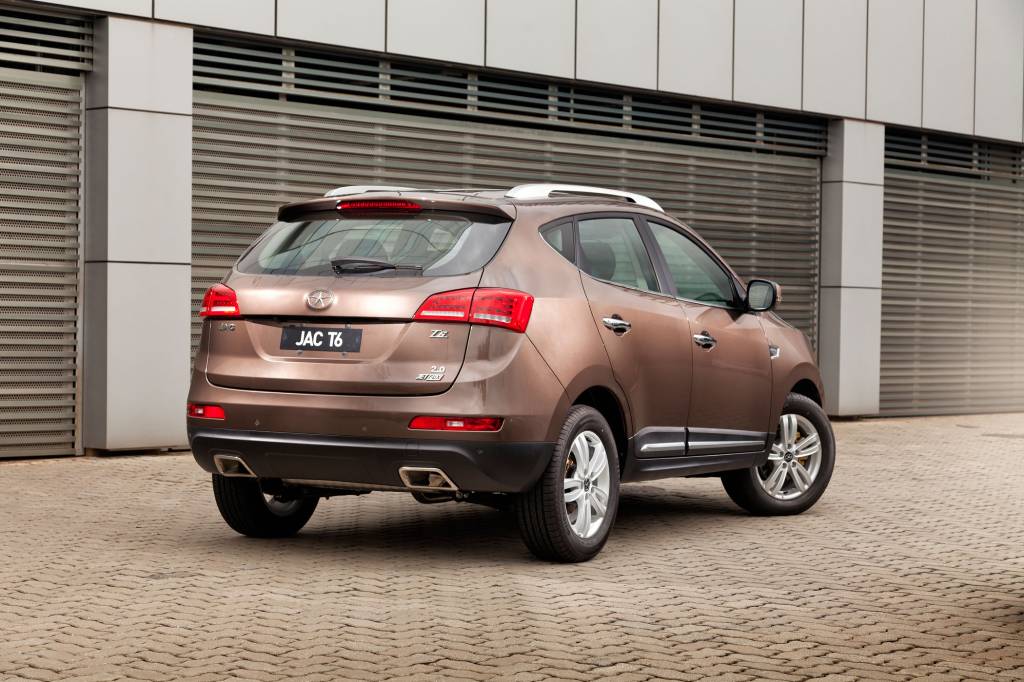 <strong>JAC T6 &ndash;</strong> A JAC aproveitou a onda dos SUVs para lan&ccedil;ar o T6 no Brasil. Assim como a maioria dos modelos chineses &agrave; venda por aqui, <a href="https://quatrorodas.abril.com.br/materia/jac-t6-854183/" rel="o utilit&aacute;rio chegou" target="_blank">chegou</a> apostando em bom custo-benef&iacute;cio frente &agrave; concorr&ecirc;ncia.