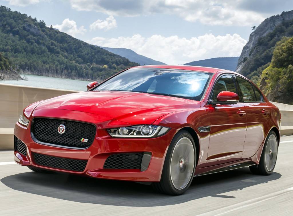 <strong>Jaguar XE &ndash;</strong> O menor sed&atilde; da Jaguar <a href="https://quatrorodas.abril.com.br/materia/jaguar-xe-desembarca-brasil-r-169-900-896966/" rel="desembarcou oficialmente no Brasil" target="_blank">desembarcou oficialmente no Brasil</a> para brigar com BMW S&eacute;rie 3, Mercedes Classe C e Audi A4. O XE &nbsp;tem vers&otilde;es 2.0 turbo de 240 cv e V6 3.0 de 340 cv.&nbsp;