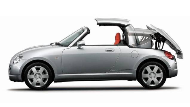 Daihatsu Copen (2002-2012):Teto retrátil elétrico é coisa de marcas ou carros mais sofisticados, certo? O Copen existiu pra provar que os pequenos kei também podiam ser um luxo. | <a href="https://quatrorodas.abril.com.br/galerias/especiais/galeria-kei" rel="migration"></a>