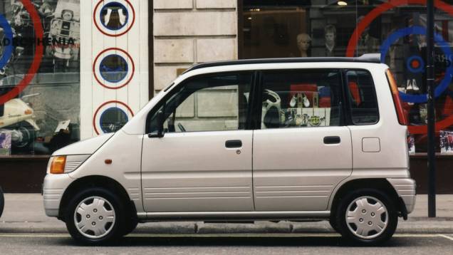 Daihatsu Move (1995-):O Move conseguiu ter meio milhão de unidades vendidas em seu primeiro ano de mercado. O sucesso seria recompensado com design de Giugiaro em 2003. | <a href="https://quatrorodas.abril.com.br/galerias/especiais/galeria-kei-jidosha-" rel="migration"></a>