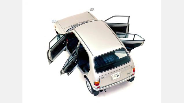 Honda Life (1971-1974):Renascido em 1997, teve uma primeira encarnação numa maxi-família com mini sedã, perua, van e picape. Os sedãs só pareciam hatches; o vidro traseiro ficava fixo. | <a href="https://quatrorodas.abril.com.br/galerias/especiais/gale" rel="migration"></a>