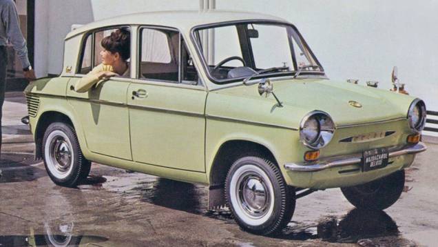 Mazda Carol (1962-1970):Com duas ou quatro portas, o sedãzinho exibia colunas traseiras inclinadas para trás a partir da base. Havia versões de 360 o 600 cm³. O nome é usado desde 1989 num minihatch. | <a href="https://quatrorodas.abril.com.br/galerias/" rel="migration"></a>