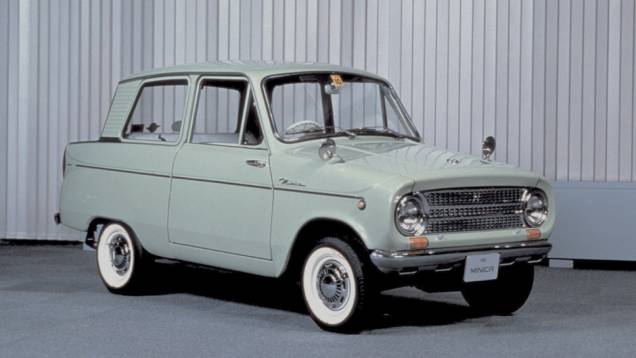 Mitsubishi Minica (1962-2011):Do utilitário 360 surgiu o mini-sedã com mini-barbatanas e motor dianteiro a ar. Em 1969, o estilo deu um salto dos anos 50 para os 70 com traseira hatch. | <a href="https://quatrorodas.abril.com.br/galerias/especiais/galer" rel="migration"></a>