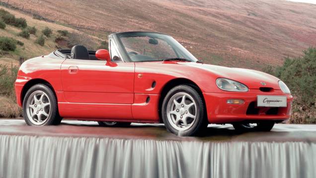 Suzuki Cappuccino (1991-1997):Três cilindros em linha e turbo para entregar alegados 64 cv e respeitar a legislação dos kei. Com 725 kg, alcançava 136 km/h e fazia 0 a 100 km/h em 8 segundos.| <a href="https://quatrorodas.abril.com.br/galerias/especiais" rel="migration"></a>