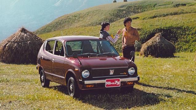 Suzuki Fronte 7-S (1976-1979):Com várias versões fabricadas de 1962 a 1988, o 7-S de 1976 foi o Fonte mais ousado, maior, com largas colunas traseiras. E com 26 cv, 6 cv cv a menos que o anterior...| <a href="https://quatrorodas.abril.com.br/galerias/es" rel="migration"></a>