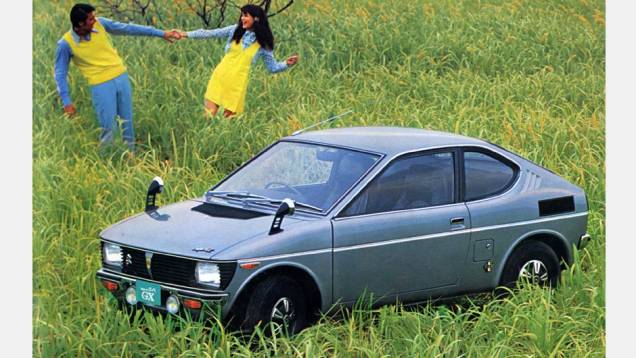 Suzuki Fronte Coupe (1971-1976)Com design assinado por Giorgetto Giugiaro, tinha para-brisa quase tão inclinado quanto o capô. Esticando o status agregado, foi ressuscitado em 1977 no Cervo.| <a href="https://quatrorodas.abril.com.br/galerias/especiais/" rel="migration"></a>