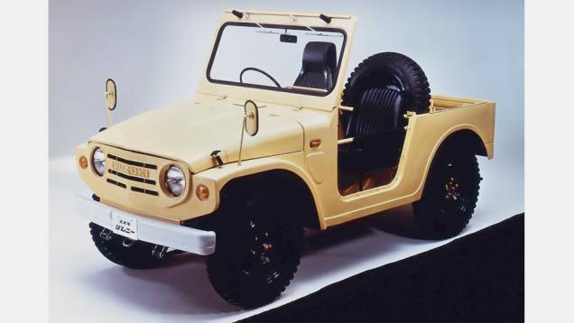 Suzuki Jimny (1969-)Resistência é pré-requisito de qualquer jipe, o que talvez explique a longevidade do Jimny. Ele já nasceu com versão de até 360 cm³, sendo o priemiro kei 4X4 de série.| <a href="https://quatrorodas.abril.com.br/galerias/especiais/gal" rel="migration"></a>