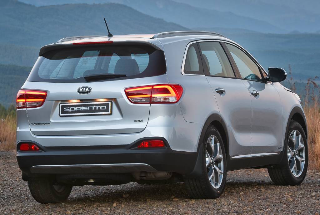 <strong>Kia Sorento</strong> &ndash; A nova gera&ccedil;&atilde;o do utilit&aacute;rio s<a href="https://quatrorodas.abril.com.br/materia/kia-traz-terceira-geracao-sorento-grand-carnival-ao-brasil-909760" rel="chegou ao pa&iacute;s em vers&atilde;o &uacute;nica" target="_blank">chegou ao pa&iacute;s em vers&atilde;o &uacute;nica</a>, exclusivamente com tra&ccedil;&atilde;o 4x2 e motor V6 3.3 de 270 cv. Ficou maior, mais moderno e mais caro em rela&ccedil;&atilde;o ao anterior.